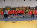 A dnt eltt kszntik egymst s a kznsget a csapatok...